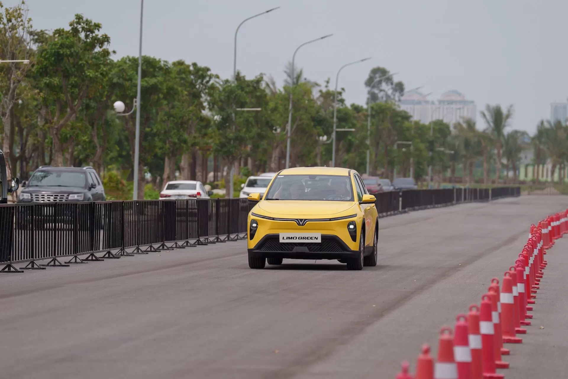 limo-green-xe-xanh-ben-bi-an-tam-trai-nghiem